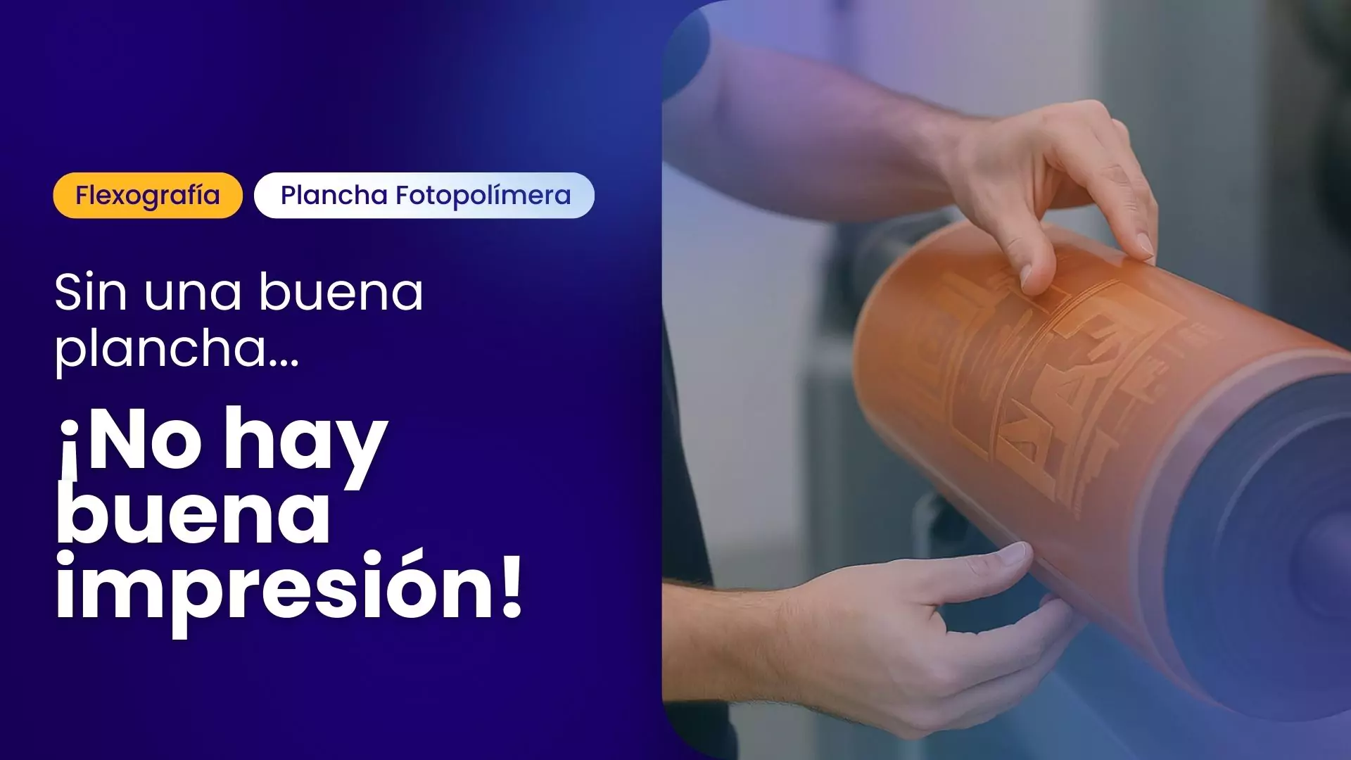 Manos manipulando plancha fotopolímera en cilindro.